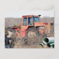 Tractor rojo grande viejo abandonado que