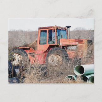 Postal Tractor rojo grande viejo abandonado que