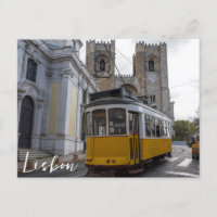 Tranvía amarillo en la Catedral de Lisboa en Portu