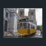 Postal Tranvía amarillo en la Catedral de Lisboa en Portu<br><div class="desc">Tram amarillo tradicional frente a la Catedral de Lisboa en Lisboa,  Portugal</div>