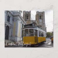 Tranvía amarillo en la Catedral de Lisboa en Portu