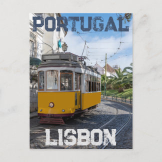 Postal Tranvía amarillo retro en la calle en Lisboa, Port