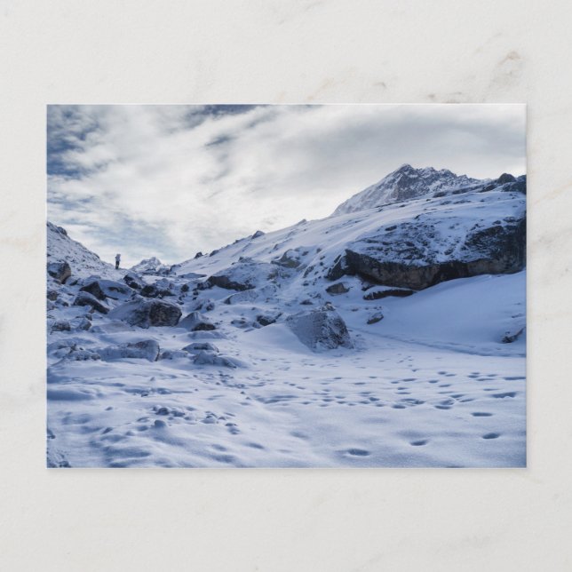 Postal Trekker solitario en la nieve de montaña gruesa (H (Anverso)