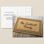 Postal Trendy Family Name Front Doormat Personalizado Mov<br><div class="desc">Esta bonita postal de cambio de dirección cuenta con una estera de bienvenida en la puerta principal con su nombre familiar personalizado en la parte delantera. Nuestra familia se ha mudado a una nueva casa, por favor actualice su libreta de direcciones. Rellene el reverso de estas postales móviles con la...</div>