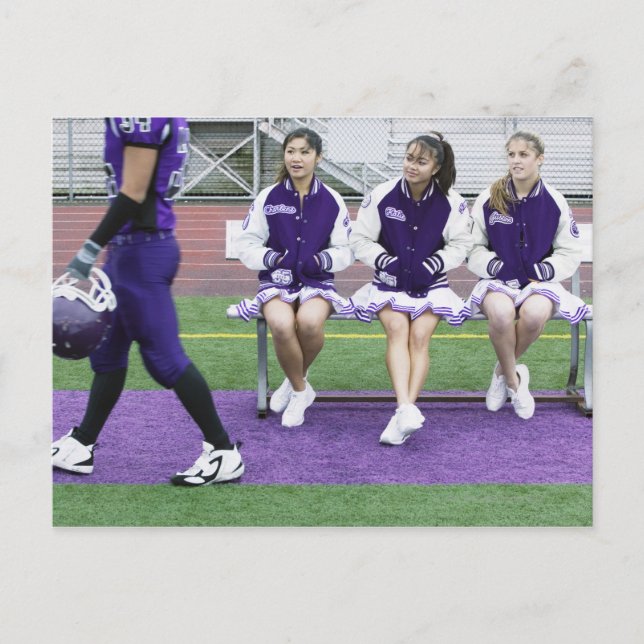 Postal Tres animadoras femeninas (16-18) observando (Anverso)