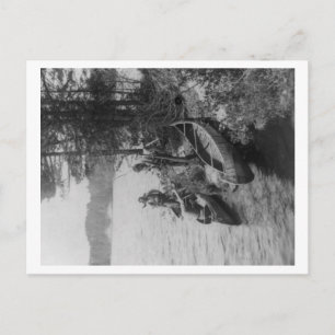 Postal Tres cazadores con canoas en la foto de la costa