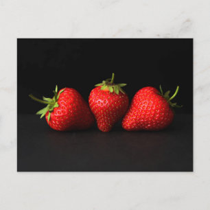 Postal Tres Fresas En La Ccna Negra