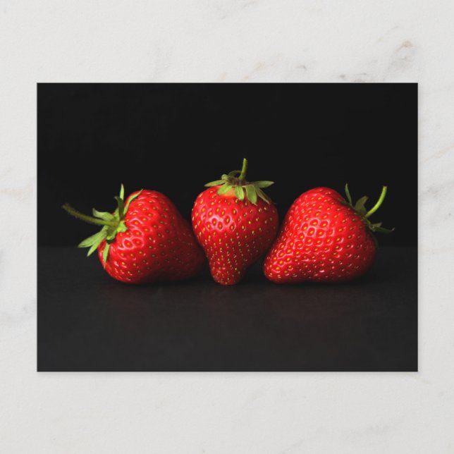 Postal Tres Fresas En La Ccna Negra (Anverso)