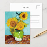 Postal Tres girasoles el | Vincent van Gogh<br><div class="desc">Postal de la bella arte de tres girasoles (1888) por el artista holandés Vincent van Gogh. El trabajo original es un aceite en la lona que representa una vida inmóvil de girasoles amarillos brillantes contra un fondo de la turquesa. Haga clic el personalizar él para añadir su propio texto o...</div>