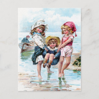 Postal Tres niñas jugando en la playa