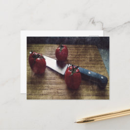 Postal Tres tomates rojos en la tabla de picar