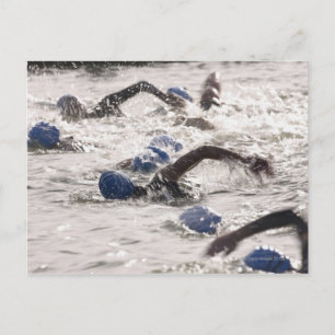 Postal Triatletas compitiendo en la pierna de nado de tri