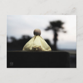 Postal Trots Houten poppetje op catwalk in geel jurkje.