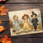 Postal Truco o trato de Halloween vintage<br><div class="desc">Este diseño se puede personalizar eligiendo la opción Editar diseño. También puede transferir a otros artículos. Póngase en contacto conmigo en colorflowcreations@gmail.com o utilice la opción de chat en la parte superior de la página si desea tener este diseño en otro producto o necesita ayuda con este diseño. Ver más...</div>