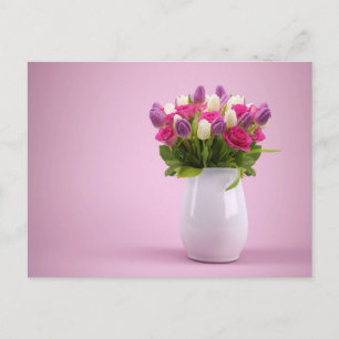 Postal Tulipanes rosas y púrpuras en jarrón blanco