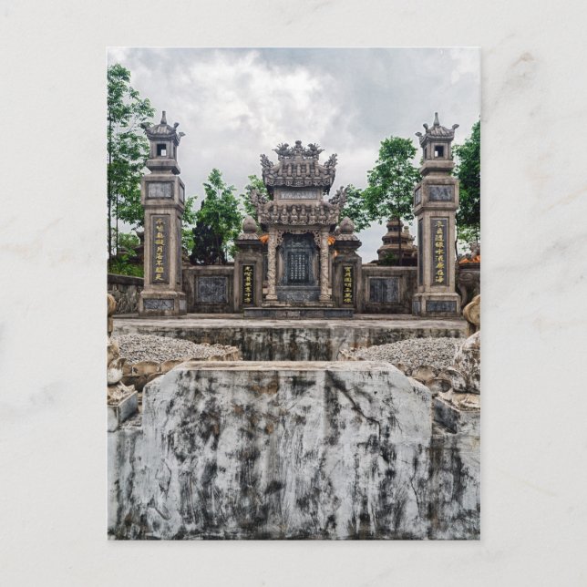 Postal Tumba en el cementerio de la Hué, Vietnam (Anverso)