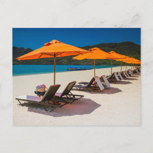 Postal Tumbonas de playa, tumbonas y playa tropical