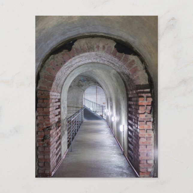 Postal Túnel en un refugio antiaéreo nazi (Anverso)