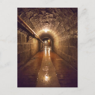 Postal Túnel tenuemente iluminado de una mina de sal