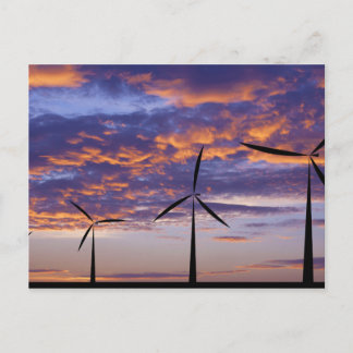 Postal Turbina de molino de viento al atardecer