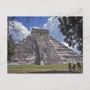 Postal Turistas pasean por un lado de El 2 sin restaurar