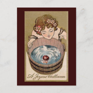 Postal Un alegre Chica de Halloween Bobbing para manzanas