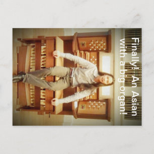 Postal un asiático con un órgano grande