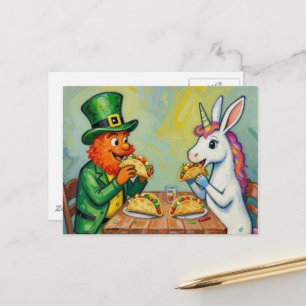Postal Un duende y un conejo unicornio comiendo tacos