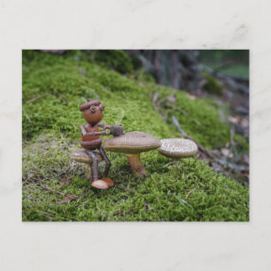 Postal ¡Un elfo de bellota en un café forestal!