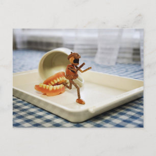 Postal Un elfo de bellota huye de un conjunto de dientes 