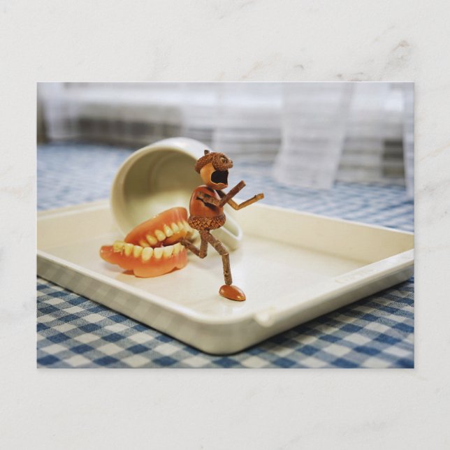 Postal Un elfo de bellota huye de un conjunto de dientes  (Anverso)