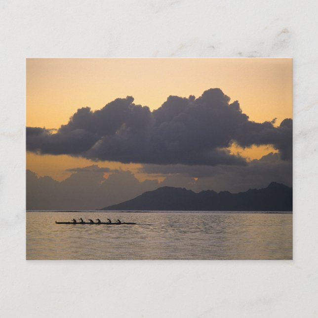 Postal Un equipo de canoa de ultrardía practica frente a  (Anverso)