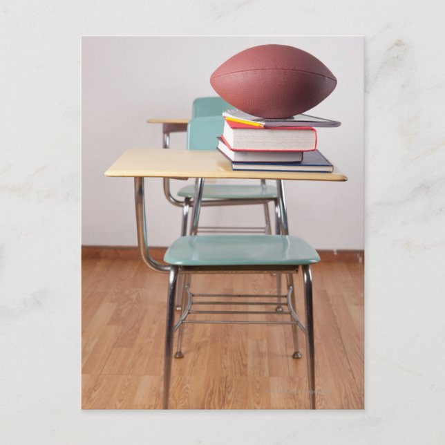Postal Un escritorio estudiantil con un futbolín sentado  (Anverso)