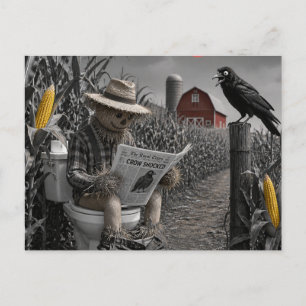 Postal Un espantapájaros en el inodoro en un campo de maí
