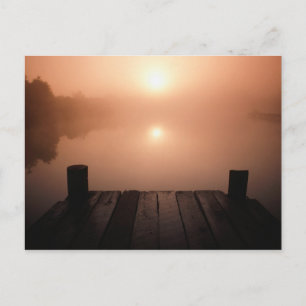 Postal Un espigón de madera en el lago al atardecer Nue