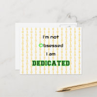 Un geek gracioso dedicado a no obsesionarse con la