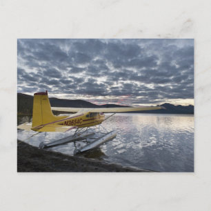 Postal Un hidroavión en el pintoresco lago Takahula