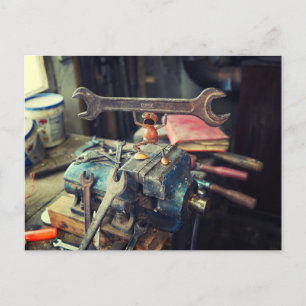 Postal Un hombre fuerte de bellota y un hombre de mano en