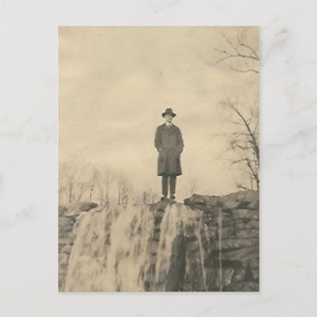 Postal Un hombre sobre un acantilado (Anverso)
