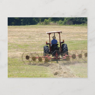 Postal Un joven muchacho conduciendo un tractor cosechand