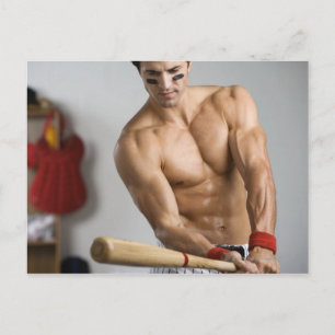 Postal Un jugador de béisbol con el pecho descubierto cal