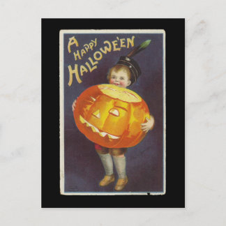 Postal Un niño feliz de Halloween con calabaza grande