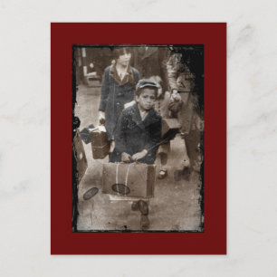 Postal Un niño que atrapa una maleta