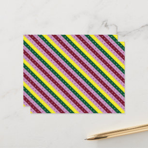 Postal un patrón de rayas multicolores con puntos