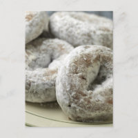 Un plato de donuts de azúcar