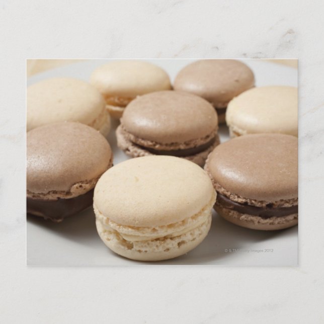 Postal Un plato de macarones de chocolate y vainilla, el (Anverso)