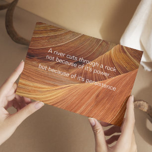 Postal Un río atraviesa una roca - Cita Inspiradora