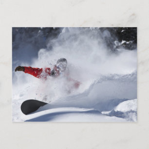 Postal Un snowboarder rompe el polvo sin seguimiento
