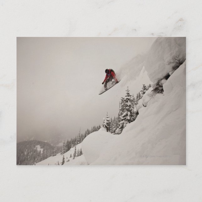 Postal Un snowboarder salta de un acantilado hacia la nie (Anverso)