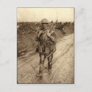 Postal Un soldado Tommy canadiense cubierto de barro regr